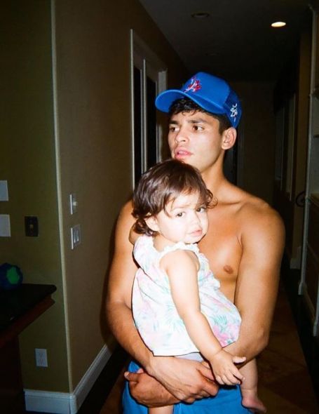 Ryan García holding his daughter, Rylie